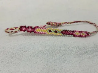 Pulsera tejida a mano diseño geométrico