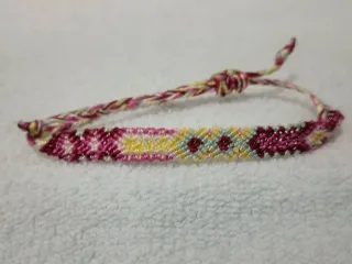 Pulsera tejida a mano diseño geométrico