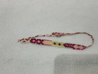 Pulsera tejida a mano diseño geométrico