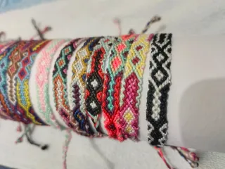 Pulsera tejida a mano diseño geométrico
