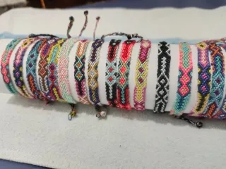 Pulsera tejida a mano diseño geométrico