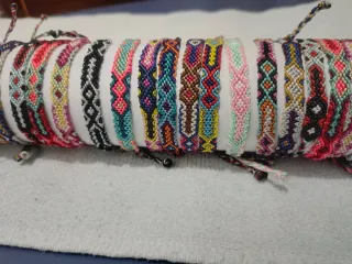 Pulsera tejida a mano diseño geométrico