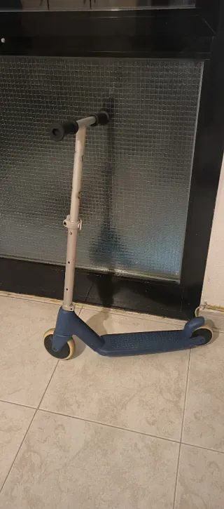 Patinete azul y gris