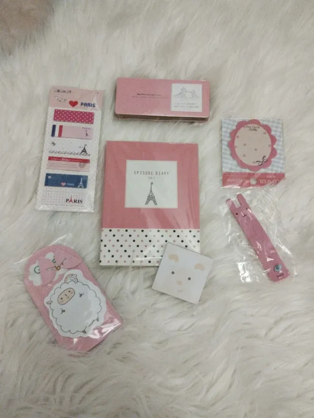 Set di cancelleria con tema Parigi e una libretta rosa