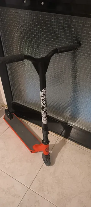 Patinete infantil rojo y negro