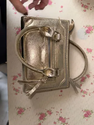 Bolso bandolera y de mano dorado