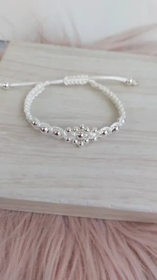 Pulsera plateada y macramé blanco