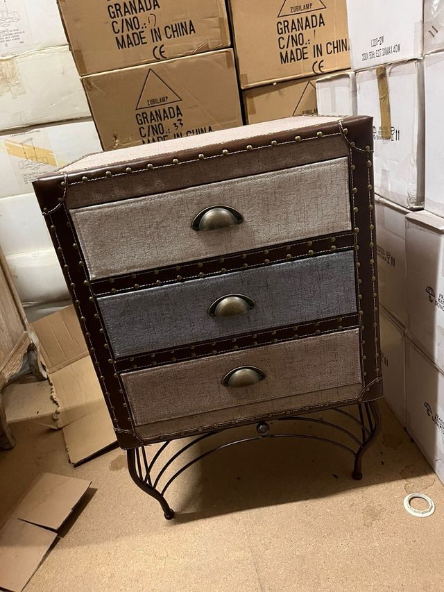 Mesa de cabeceira com 3 gavetas