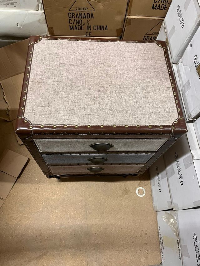 Mesa de cabeceira com 3 gavetas