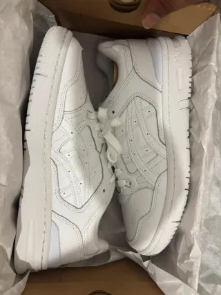 Zapatillas Asics Beige y Blancas