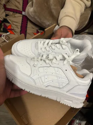 Zapatillas Asics Beige y Blancas