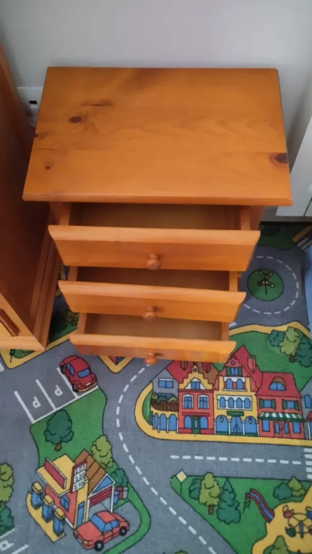 Comodino in legno di pino