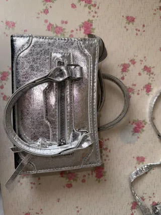 Bolso plateado bandolera o mano