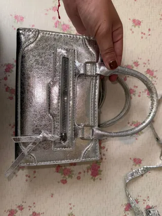 Bolso plateado bandolera o mano