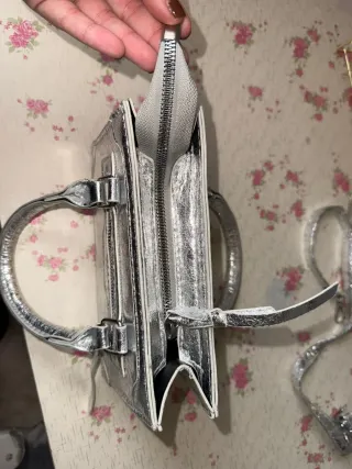 Bolso plateado bandolera o mano