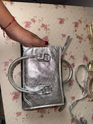 Bolso plateado bandolera o mano