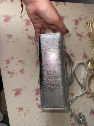 Bolso plateado bandolera o mano