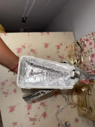 Bolso plateado bandolera o mano