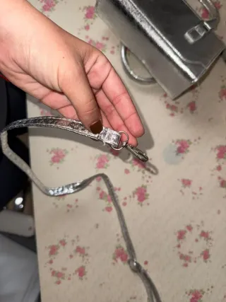 Bolso plateado bandolera o mano