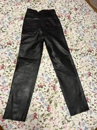 Pantalon cuero.