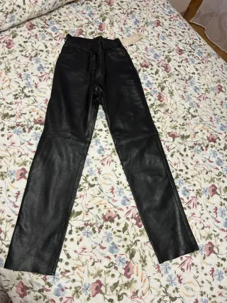 Pantalon cuero.