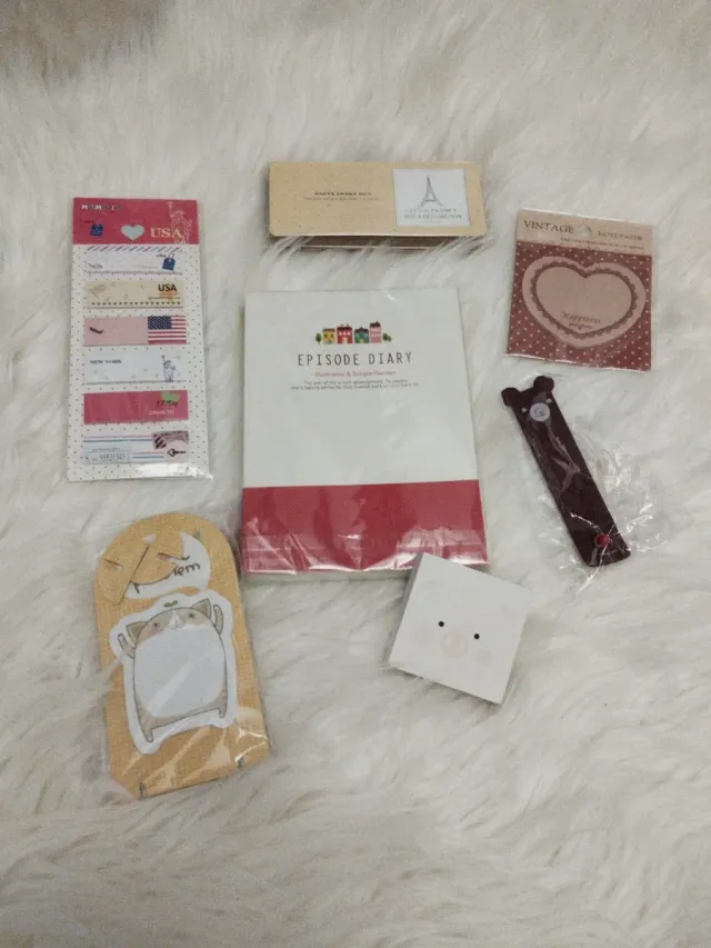 Quadernetto rosso e vari articoli di cancelleria