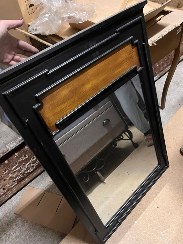 Espelho com Moldura Preta e Madeira