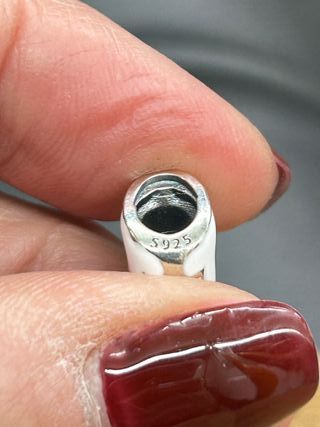 Charm para pulsera Pandora de plata y esmalte.