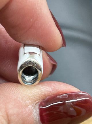 Charm para pulsera Pandora de plata y esmalte.