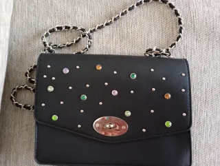 Bolso negro con adornos multicolor