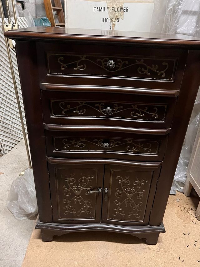 Cômoda de madeira escura com gavetas