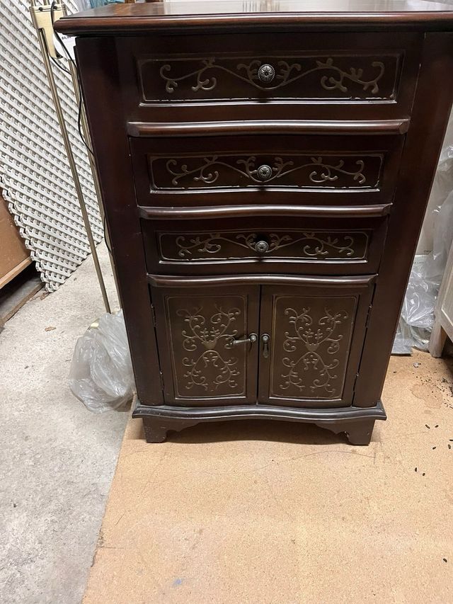 Cômoda de madeira escura com gavetas