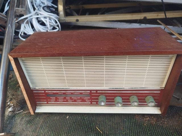 Radio antica in legno