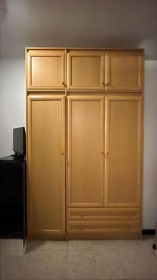 Armadio e cassettiera in legno - venduti separatamente