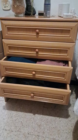 Armadio e cassettiera in legno - venduti separatamente