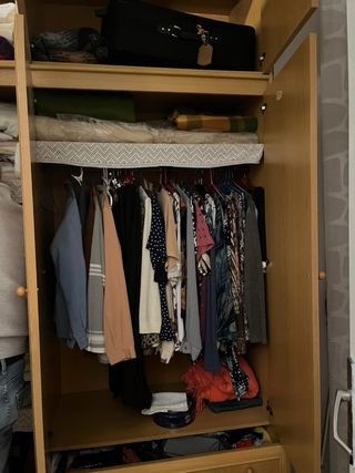 Armadio e cassettiera in legno - venduti separatamente