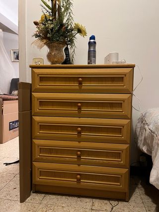 Armadio e cassettiera in legno - venduti separatamente