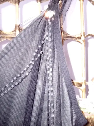 Vestido de fiesta negro con pedrería