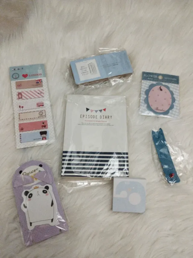 Quadernetto blu e vari articoli di cancelleria