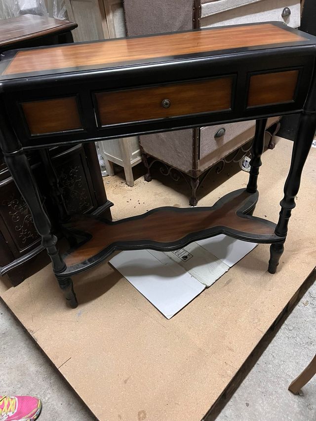 Cômoda de madeira preta e marrom