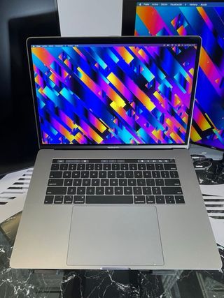 MacBook Pro 32GB RAM/ 500GB SSD/ 2018 15,4”