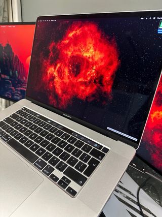 MacBook Pro i9 16GB RAM/500GB SSD/ 2019 16”