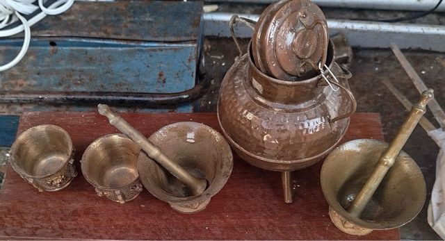 Caraffa e mortai in rame e ottone