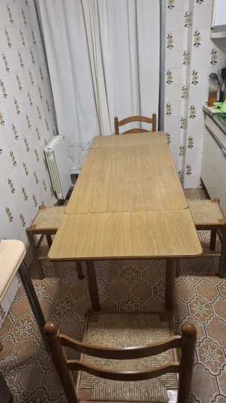 Mesa y 4 sillas de madera