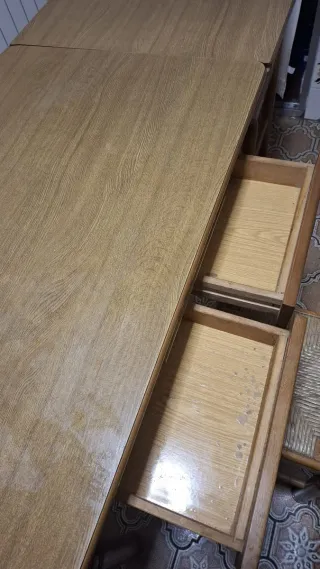 Mesa y 4 sillas de madera