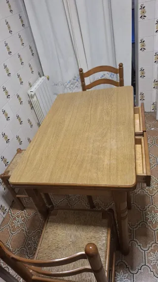 Mesa y 4 sillas de madera
