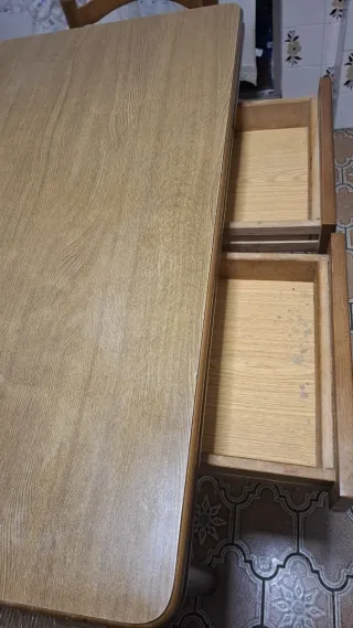 Mesa y 4 sillas de madera