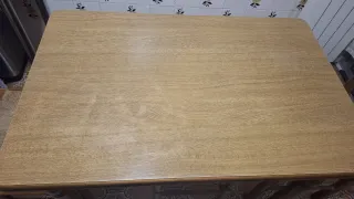 Mesa y 4 sillas de madera