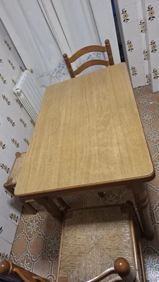 Mesa y 4 sillas de madera