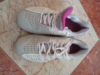 Deportivas blancas y rosas